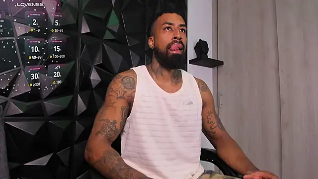 Snapshot of OstinDaniels chatting on 10.30.25 OstinDaniels online show from 10.30.25