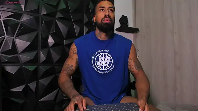 Snapshot of OstinDaniels chatting on 10.31.25 OstinDaniels online show from 10.31.25