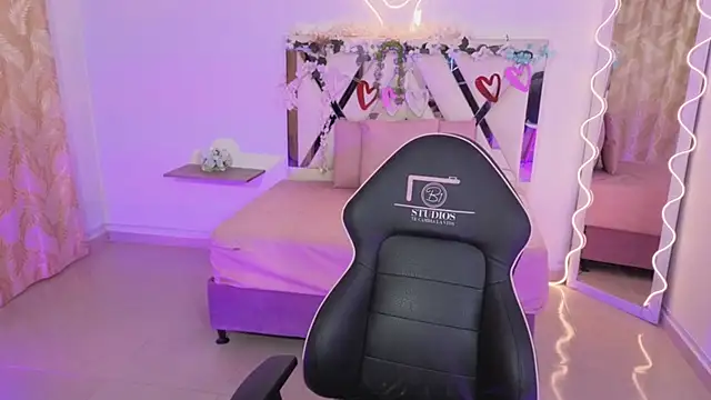 ZURY TAY online show from 11.06.25