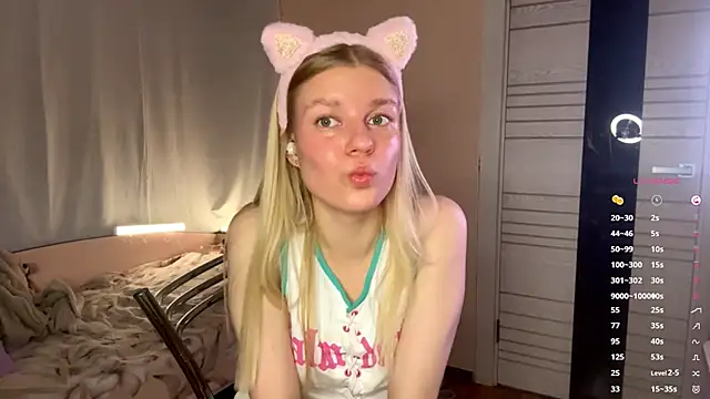 Snapshot of MaryjaneSpider chatting on 10.22.25 MaryjaneSpider online show from 10.22.25