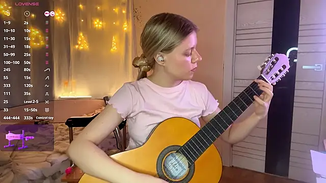 Snapshot of MaryjaneSpider chatting on 12.21.25 MaryjaneSpider online show from 12.21.25