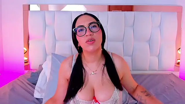 Snapshot of Camille_Juicy chatting on 10.03.25 Camille Juicy online show from 10.03.25