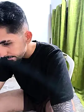 Snapshot of giannis090 chatting on 09.30.25 giannis090 online show from 09.30.25