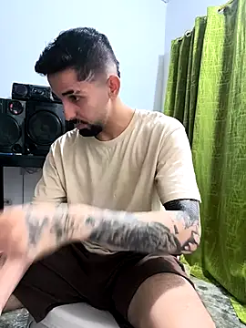 Snapshot of giannis090 chatting on 10.12.25 giannis090 online show from 10.12.25