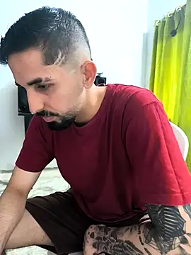 Snapshot of giannis090 chatting on 10.12.25 giannis090 online show from 10.12.25