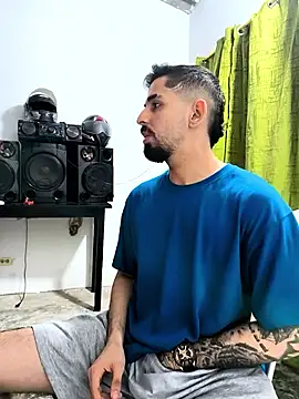 Snapshot of giannis090 chatting on 10.22.25 giannis090 online show from 10.22.25