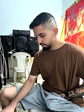 Snapshot of giannis090 chatting on 10.25.25 giannis090 online show from 10.25.25