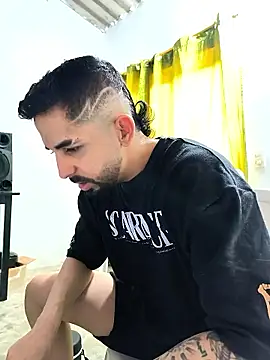 Snapshot of giannis090 chatting on 03.18.26 giannis090 online show from 03.18.26