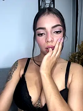 Snapshot of TaylorGreys chatting on 10.30.25 TaylorGreys online show from 10.30.25