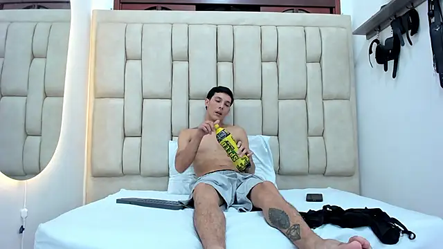 ZafiroAndFlynn online show from 10.10.25