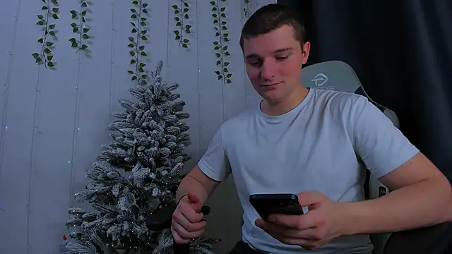 Snapshot of Your_Claddagh chatting on 12.20.25 Your Claddagh online show from 12.20.25