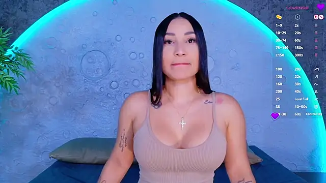 ReinaChloe online show from 04.30.26