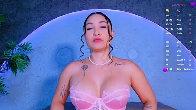 ReinaChloe online show from 06.18.26