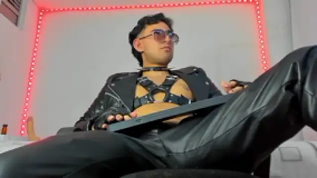 Snapshot of Alexxx_savage chatting on 10.22.25 Alexxx savage online show from 10.22.25