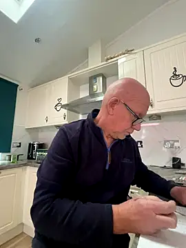 Snapshot of philefc chatting on 12.04.25 philefc online show from 12.04.25