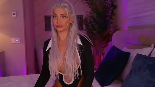 Snapshot of ElsaSinn chatting on 09.13.25 ElsaSinn online show from 09.13.25