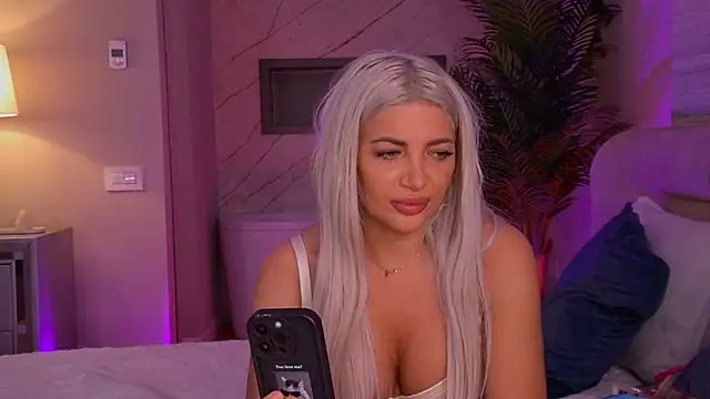 Snapshot of ElsaSinn chatting on 09.15.25 ElsaSinn online show from 09.15.25