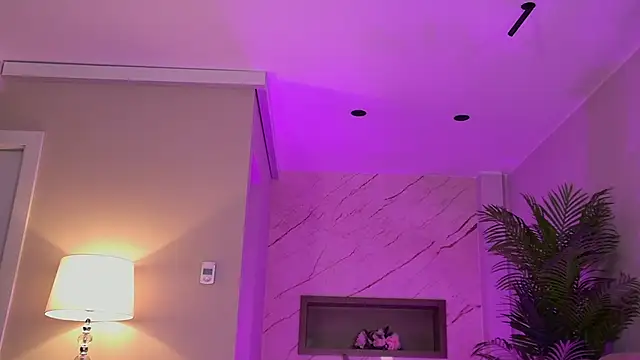 Snapshot of ElsaSinn chatting on 10.27.25 ElsaSinn online show from 10.27.25