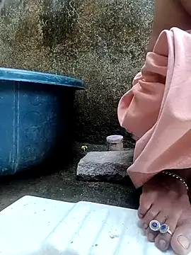 Snapshot of Juhi_chawla chatting on 11.05.25 Juhi chawla online show from 11.05.25