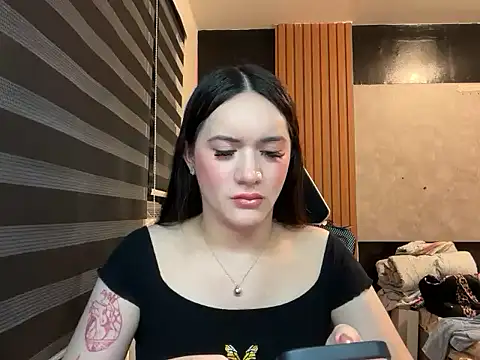 Snapshot of Yhanbeaufort18 chatting on 10.02.25 Yhanbeaufort18 online show from 10.02.25