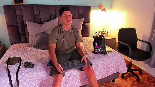 Snapshot of LaynorRoss_ chatting on 09.08.25 LaynorRoss online show from 09.08.25