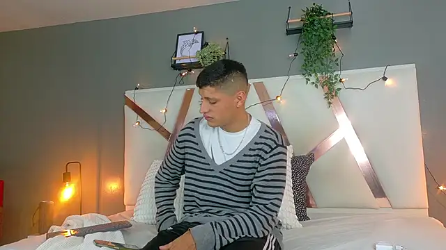 Snapshot of LaynorRoss_ chatting on 09.13.25 LaynorRoss online show from 09.13.25