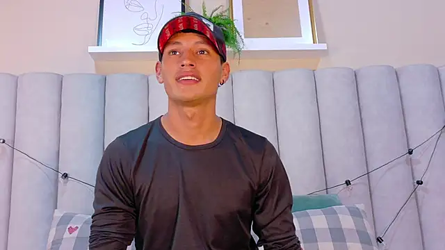 Snapshot of LaynorRoss_ chatting on 02.18.26 LaynorRoss online show from 02.18.26