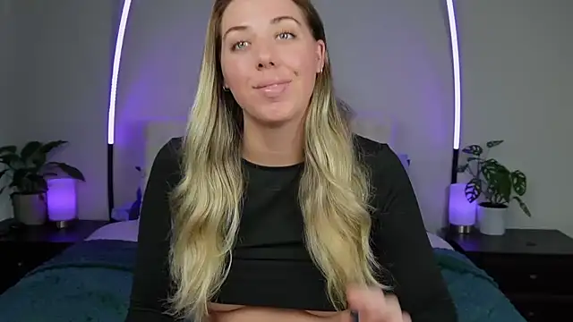 Snapshot of louiseberkeley chatting on 10.06.25 louiseberkeley online show from 10.06.25