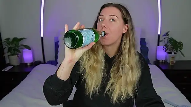 Snapshot of louiseberkeley chatting on 10.07.25 louiseberkeley online show from 10.07.25