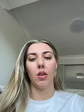 Snapshot of louiseberkeley chatting on 04.01.26 louiseberkeley online show from 04.01.26