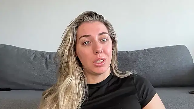 Snapshot of louiseberkeley chatting on 04.03.26 louiseberkeley online show from 04.03.26