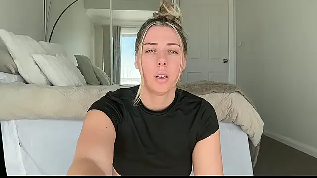 Snapshot of louiseberkeley chatting on 04.06.26 louiseberkeley online show from 04.06.26