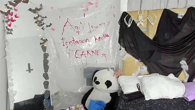 Snapshot of JulianaCarter chatting on 10.22.25 JulianaCarter online show from 10.22.25