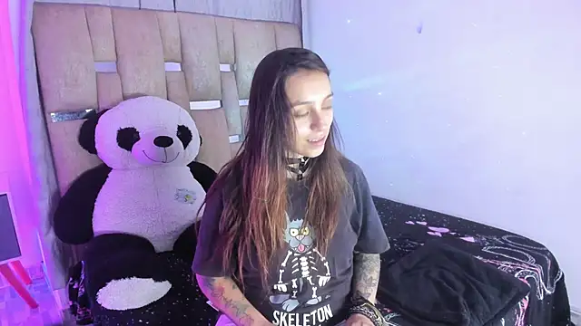 Snapshot of JulianaCarter chatting on 11.20.25 JulianaCarter online show from 11.20.25