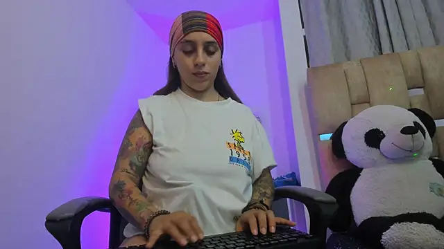 Snapshot of JulianaCarter chatting on 11.30.25 JulianaCarter online show from 11.30.25