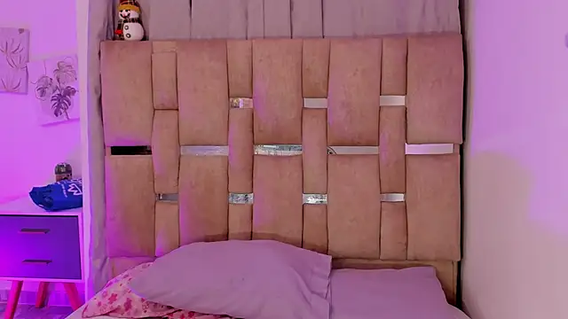 Snapshot of JulianaCarter chatting on 12.14.25 JulianaCarter online show from 12.14.25