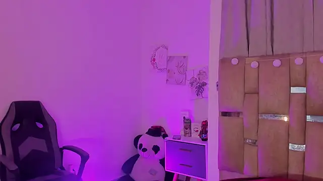 Snapshot of JulianaCarter chatting on 12.16.25 JulianaCarter online show from 12.16.25