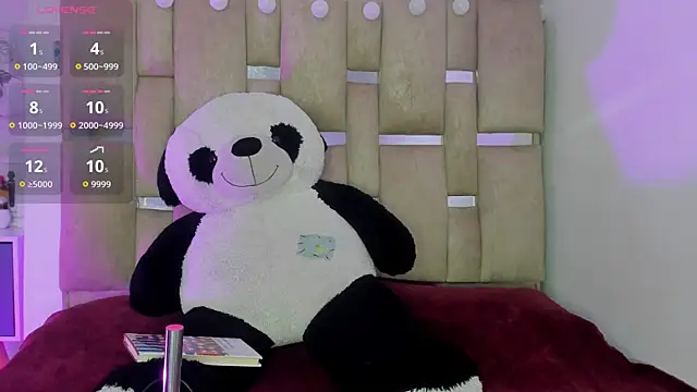 Snapshot of JulianaCarter chatting on 12.18.25 JulianaCarter online show from 12.18.25