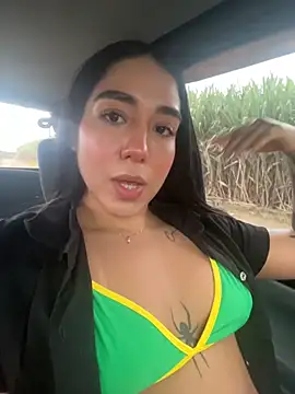 Snapshot of KaditaNavarro chatting on 10.18.25 KaditaNavarro online show from 10.18.25