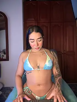 Snapshot of KaditaNavarro chatting on 11.08.25 KaditaNavarro online show from 11.08.25