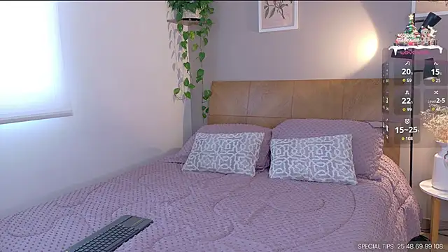 Snapshot of sarah_rayy chatting on 12.04.25 sarah rayy online show from 12.04.25