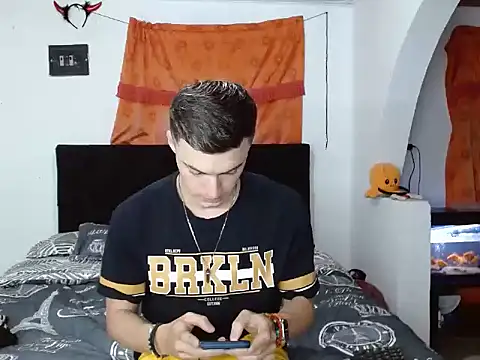 Snapshot of Ken_bigcock77 chatting on 10.01.25 Ken bigcock77 online show from 10.01.25