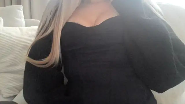 Snapshot of izabellaxoxo chatting on 11.20.25 izabellaxoxo online show from 11.20.25