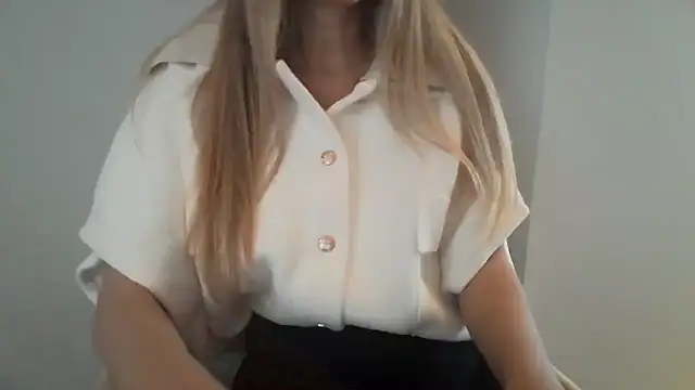 Snapshot of izabellaxoxo chatting on 12.17.25 izabellaxoxo online show from 12.17.25