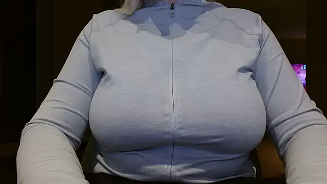 Snapshot of Esmee-Xxx chatting on 11.08.25 Esmee-Xxx online show from 11.08.25