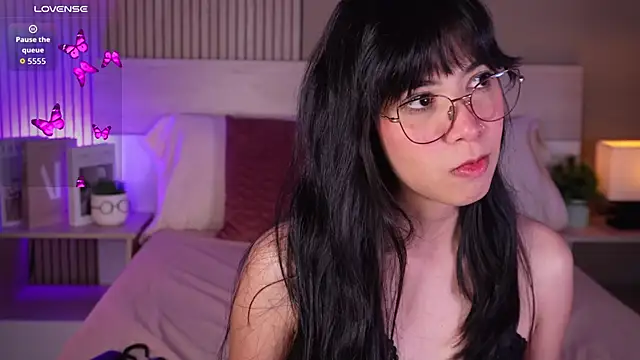 aprilqueenie online show from 05.15.26