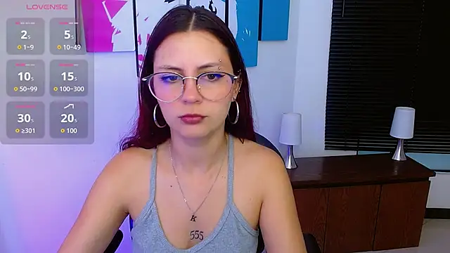 AlanaGarcia19 online show from 10.28.25