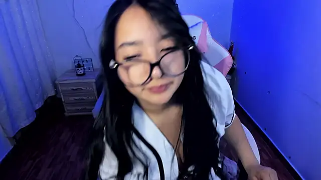 Snapshot of pretti_scarlett chatting on 10.22.25 pretti scarlett online show from 10.22.25