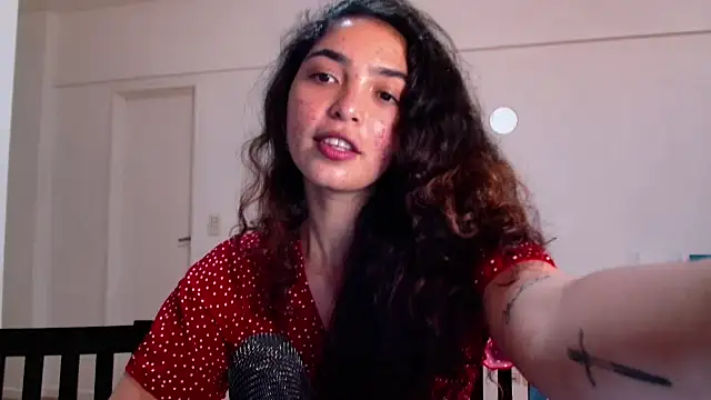 Snapshot of Ariagal chatting on 09.24.25 Ariagal online show from 09.24.25