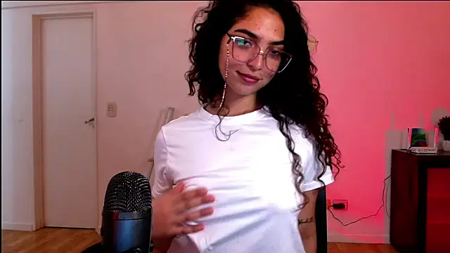 Snapshot of Ariagal chatting on 10.15.25 Ariagal online show from 10.15.25